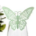 Vue détaillée d'une décoration papillon vert clair découpée au laser sur un verre - Vert Fruit