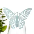 Gros plan détaillé d'une carte papillon bleu pailleté ajouré sur un verre - Bleu Pâle Perlé