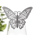 Gros plan d'une carte papillon creuse grise utilisée comme marque-place décoratif de mariage - Charbon Argenté