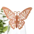 Gros plan détaillé d'une carte papillon 3D découpée au laser sur le bord d'un verre - Bronze Antique