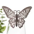 Detalle de tarjeta decorativa de mariposa hueca cortada con láser en el borde de cristal - café