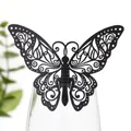 Primer plano de una elegante mariposa negra cortada con láser para decorar una copa de vino - Negro Caqui