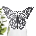 Vista detallada de una elegante tarjeta de mesa de mariposa negra cortada con láser. - Negro Centelleante