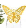 Gros plan d'une décoration papillon jaune découpée au laser sur le bord d'un verre - Jaune d'or