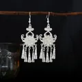 Eleganti orecchini etnici Miao in argento con lunghe nappe e delicati motivi floreali - Nappa Sospesa con Pezzo Principale a Fiore (E8197) / Argento
