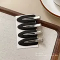 Minimalist set of four elegant black leaf-shaped hair clips for styling side bangs - Plastic Style / 1 Piece / Black