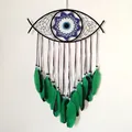 Handgefertigter Evil Eye Traumfänger mit grünen Federn und blauen Perlenakzenten - Wie abgebildet / Grün-schwarzes Feder-Augen-Ornament (MS9148I)