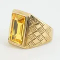 Anello vintage in acciaio inossidabile placcato oro con grande gemma gialla rettangolare. - US 7 / Oro Giallo Strass