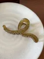 Large amber brown twist hair claw clip on a white ceramic display plate - S-Shaped Line Style / 13cm / Jelly Green