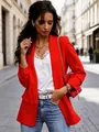 Giacca blazer rossa chic a maniche lunghe con top in pizzo bianco e jeans blu - S / Rosso