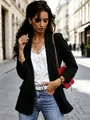 Elegante blazer nero sciancrato da donna, abbinato a un top in pizzo per un look da ufficio. - S / Nero