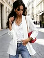 Vista dettagliata di un elegante blazer bianco da donna, perfetto per ufficio e stile casual. - S / Bianco