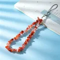 Makroansicht der natürlichen Texturen von roten Achatsteinen an einem Handyband - Orangerot (Achat)