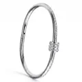 Elegante brazalete de acero de titanio plateado con pavé de cristales y detalle de triple aro - Estilo de Cintura Delgada / Color Acero