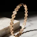 Primer plano de pulsera de acero inoxidable bañada en oro de 18k con calados - Brazalete de Moneda Color Dorado (39-E-5)