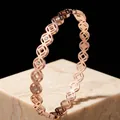 Vista detallada del brazalete de monedas chapado en oro rosa con cristales - Brazalete de Moneda Color Oro Rosa (39-E-6)