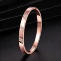 Roségoldener Armreif aus Titanstahl mit elegantem Zirkonia-Besatz für Damen. - Roségold Schräg mit 3 Gruppen von Zirkonen (35-D-3)