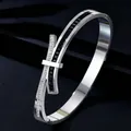 Dettaglio di un bracciale a forma di fiocco in acciaio inossidabile con pietre nere e bianche - Argento/Zirconia Nera