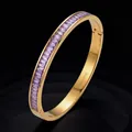Elegante bracciale rigido in acciaio al titanio dorato con pietre viola baguette. - Oro (35-E-11)