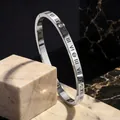 Brazalete de acero inoxidable con números romanos grabados y circonitas, color plata. - Brazalete Números Romanos Color Acero (16-E-1)