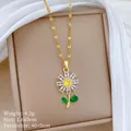 Nahaufnahme einer Titanstahl-Blumenhalskette mit weißen und grünen Zirkoniasteinen - Weißes Gänseblümchen-Stil (J330)