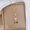Nahaufnahme einer goldenen Titanstahlkette mit wunderschönen rosa und grünen Zirkonien - Rosa Blumenstil (J429)
