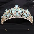 Elegante corona da sposa con cristalli azzurri e motivi a foglia per matrimoni - Oro KC Strass Bianchi e Verde Jelly