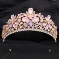 Vista dettagliata del motivo a foglie di cristallo rosa e strass su una corona. - Oro KC Strass Bianchi e Rosa Jelly