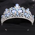 Primo piano di una tiara da sposa in cristallo blu chiaro su uno sfondo di stoffa nera - Argento Spesso Strass Bianchi e Blu Jelly