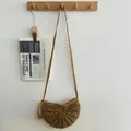 Sac bandoulière en paille tressée à la main avec pompon pour vos vacances d'été - Kaki