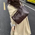 Borsa a tracolla grande e minimalista in ecopelle marrone scuro lucida per donna - Marrone