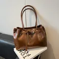 Borsa a tracolla minimalista in ecopelle marrone con cinturino decorativo con fibbia - Marrone
