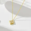 Elegante collana con ciondolo a quadrifoglio dorato e pietre su sfondo bianco puro - Argento 925 / Oro