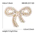 Vue détaillée de l'élégante broche nœud en perles avec accents de cristal et dimensions - Or KC - Doré - Strass (2317-GD)