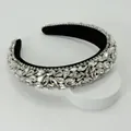 Dettaglio del cerchietto imbottito barocco con strass trasparenti scintillanti su nero - Bianco