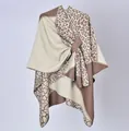 Vista dettagliata del poncho in maglia leopardata con un elegante nodo laterale di design - 130x150cm / Stampa Leopardata Color-block Beige e Caffè con Cinturini