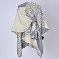 Dettaglio elegante scialle leopardato da donna con fiocco laterale e design a mantella - 130x150cm / Stampa Leopardata Color-block Grigio e Beige con Cinturini