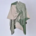 Vista dettagliata di un poncho in maglia leopardata verde con cinturino laterale - 130x150cm / Stampa Leopardata Color-block Verde con Cinturini