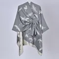 Vista dettagliata dello scialle grigio con motivo a libellula e nodo laterale - 130x150cm / Motivo Libellula Grigio con Cinturini