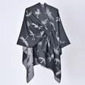 Elegante mantella scialle grigia da donna con motivo a libellula e dettaglio nodo laterale - 130x150cm / Motivo Libellula Nero e Grigio con Cinturini