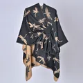 Vista dettagliata di un elegante scialle reversibile da donna con motivo a libellula - 130x150cm / Motivo Libellula Nero e Cammello con Cinturini