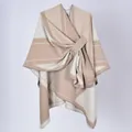 Primo piano di uno scialle da donna in maglia con motivi a pois e chiusura laterale. - 130x150cm / Motivo a Diamanti Cachi con Cinturini