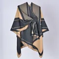 Vista dettagliata del poncho in maglia con laccio laterale e un motivo geometrico - 130x150cm / Motivo a Diamanti Nero e Cammello con Cinturini