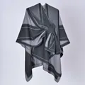 Dettaglio di uno scialle poncho grigio con spacco laterale e motivi geometrici a pois - 130x150cm / Motivo a Diamanti Nero e Grigio con Cinturini