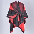 Dettaglio dello scialle poncho con motivo geometrico rosso e nero e chiusura laterale - 130x150cm / Motivo a Diamanti Nero e Rosso con Cinturini