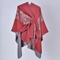 Vista dettagliata del poncho in maglia a fiori rosso e grigio con elegante cintura laterale - 130x150cm / Motivo a Doppia Ghirlanda Rosso con Cinturini