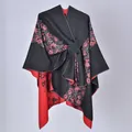 Dettaglio di uno scialle floreale in maglia double-face con chiusura laterale a fiocco. - 130x150cm / Motivo a Doppia Ghirlanda Nero e Rosso con Cinturini