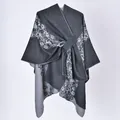 Elegante scialle grigio con motivo floreale di rose bianche e cintura laterale da annodare. - 130x150cm / Motivo a Doppia Ghirlanda Nero e Grigio con Cinturini