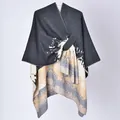 Dettaglio mantella scialle da donna con cinturino laterale e motivo a spruzzo - 130x150cm / Motivo Tie-dye Nero e Beige con Cinturini