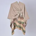 Dettaglio ravvicinato di una mantella da donna con motivi astratti e cinturino laterale - 130x150cm / Motivo Tie-dye Cachi con Cinturini